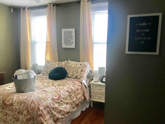 Cozy room near Philly and Colleges