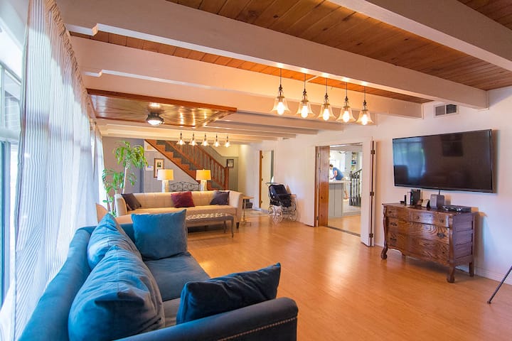 Hermosa y espaciosa sala de estar con todo el canal premium por cable. Cuatro televisores de pantalla plana en total. 