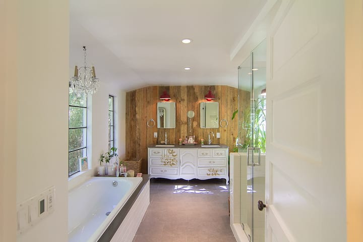 Baño del dormitorio principal I