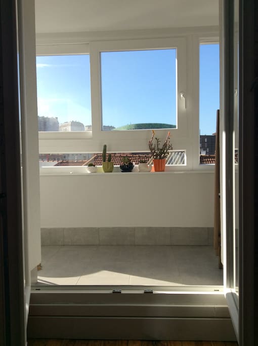 Room (access to balcony)