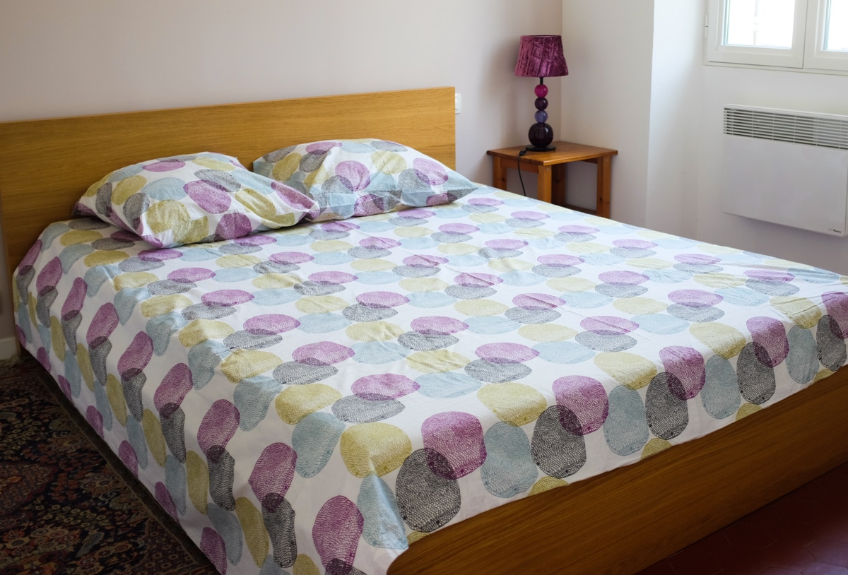 Cama queen size de la habitación 1