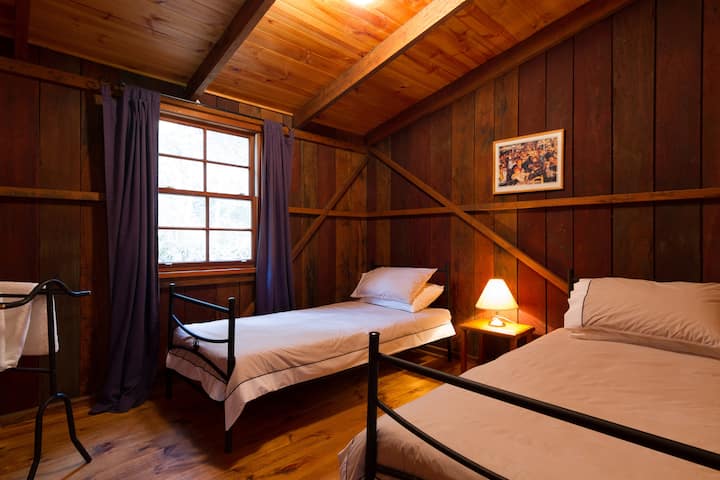 slaapkamer met twee eenpersoonsbedden