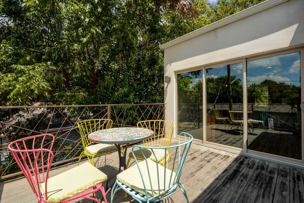 Uncork a bottle a wine and enjoy the deck in the treetops