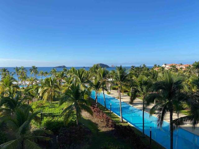 New Peninsula ☼Luxury King Bed Condo Awaits☼