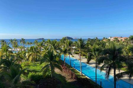 New Peninsula ☼Luxury King Bed Condo Awaits☼