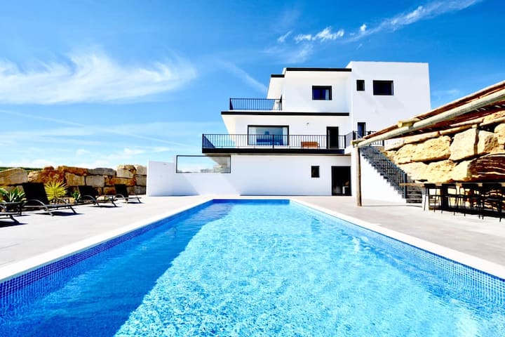 Private Villa The Maverick w/ own pool & garden