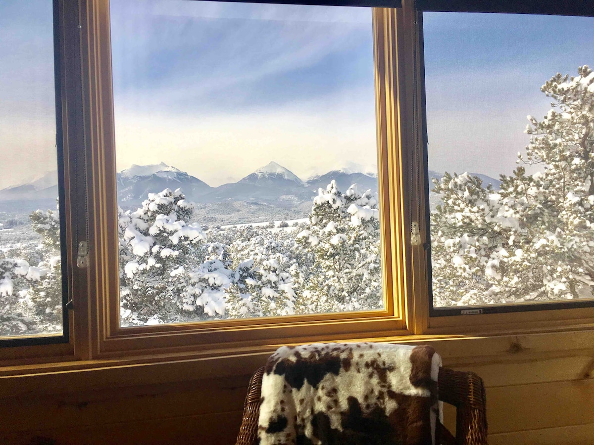 รู้สึกอบอุ่นในเคบินเมื่อหิมะที่สวยงามปรากฏขึ้น เมื่อหิมะตกคุณจะต้องใช้ยางกันหนาวที่ดีและแนะนำให้ใช้ AWD หรือ 4WD ถนนเข้าบ้านของเราอยู่ห่างออกไปครึ่งไมล์