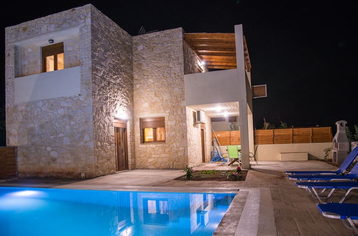 2 Villas with 2 private pools and garden