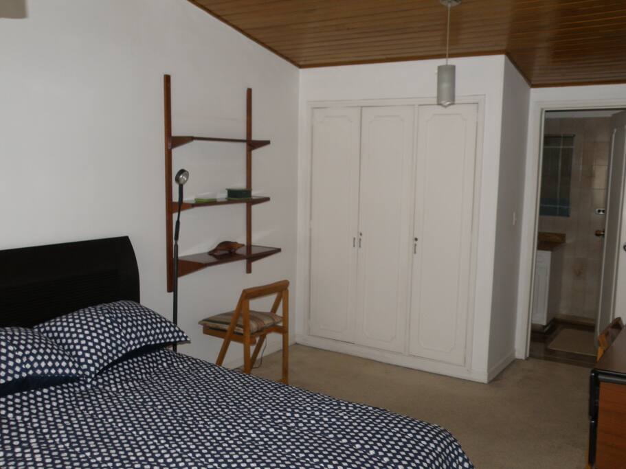 Closet amplio y baño privado.