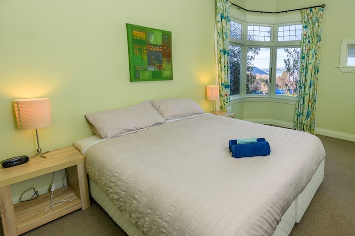 主卧配有加大双人床，可欣赏公园/海港景观。