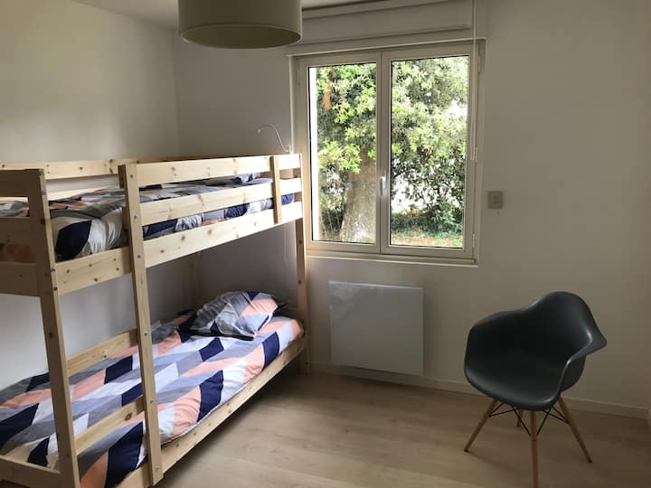 ห้องเด็กที่มีเตียงสองชั้นซึ่งผู้ใหญ่ 2 คนสามารถนอนหลับได้อย่างสบายมาก;)