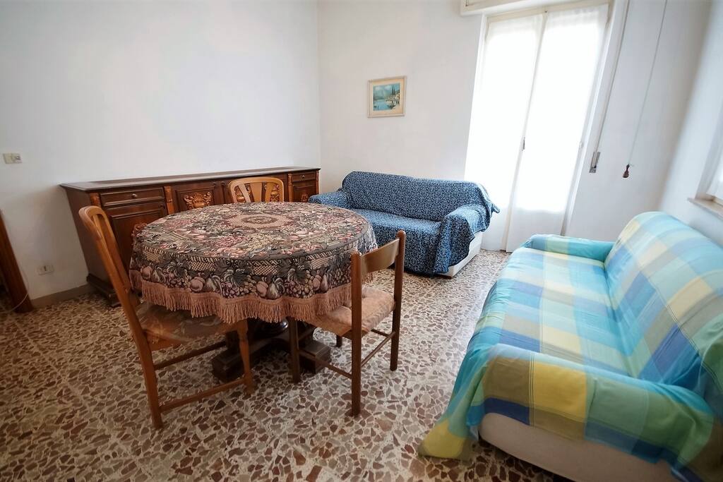 Soggiorno con 2 divani letto