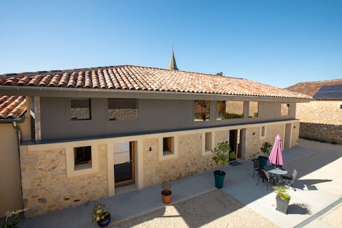 La Métairie du Clos Saint Louis with a hot tub