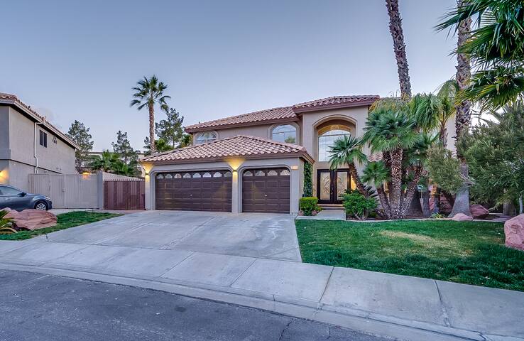 Simply PARADISE! Resort Inspired Pool + 5 BR/3BA gallery image 5