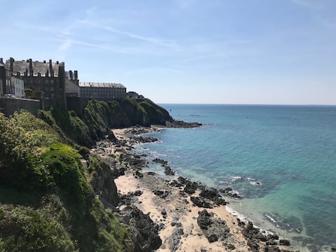 The Ambassador's House, Haute Ville