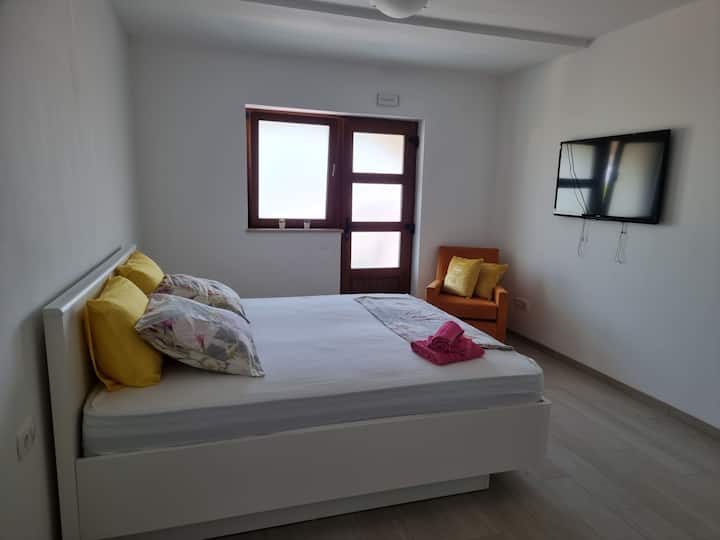 Pascal, new cute apartment accross airport Čilipi Condominiums for