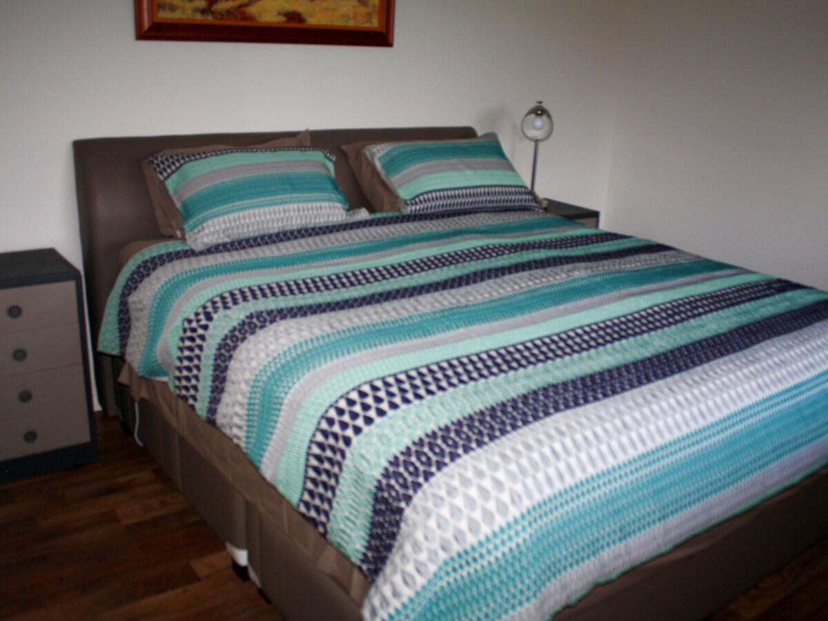 Vitanda vya juu vya mto wa kustarehesha (ukubwa wa mfalme) kila mtu anayelala maoni kuhusu jinsi alivyolala vizuri.