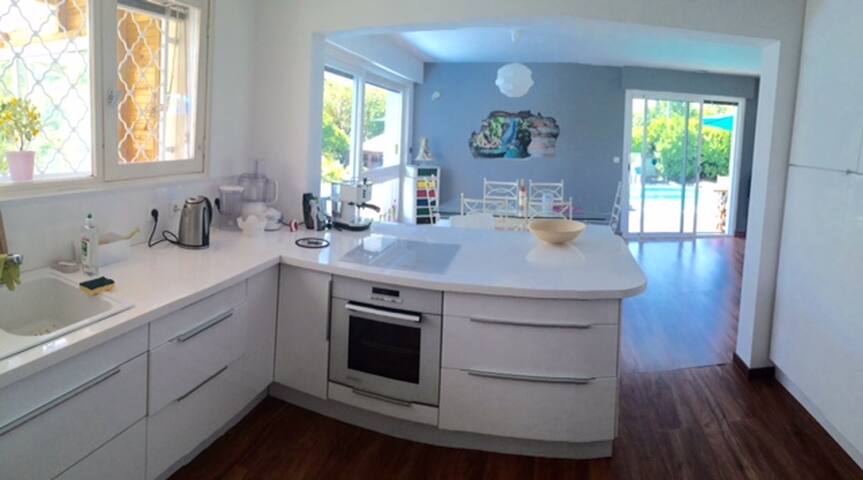 Charming home, heated swimming-pool gallery image 4