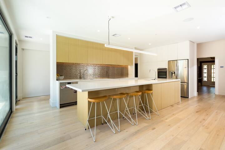 Gorgeous home with pool. Central location. gallery image 3