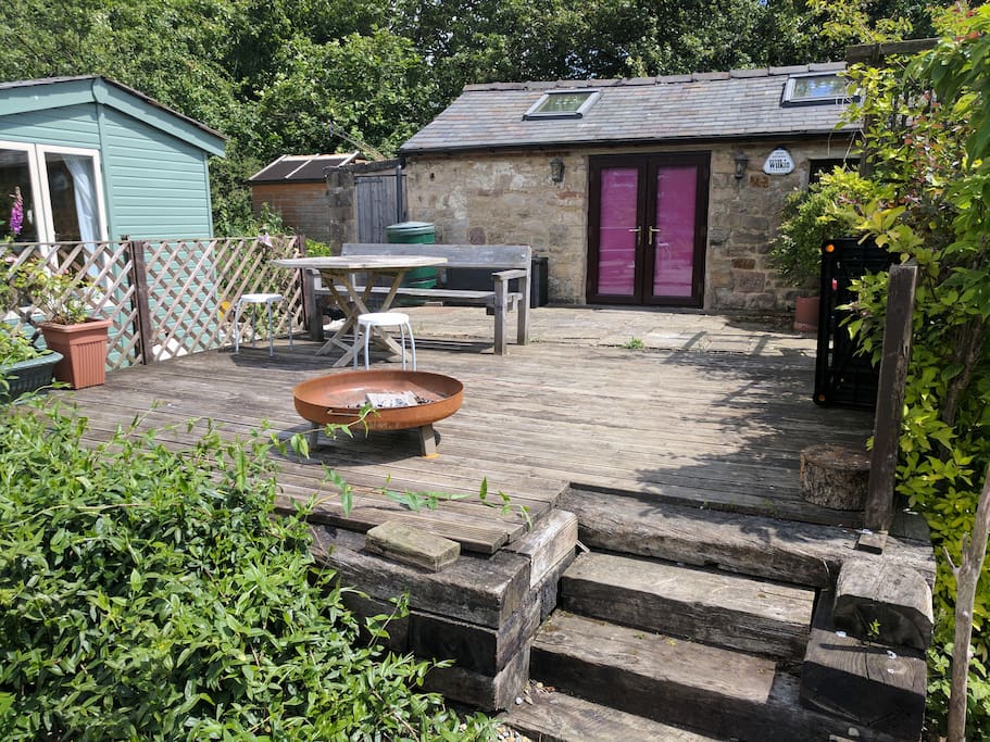 Decking/outdoor eating area