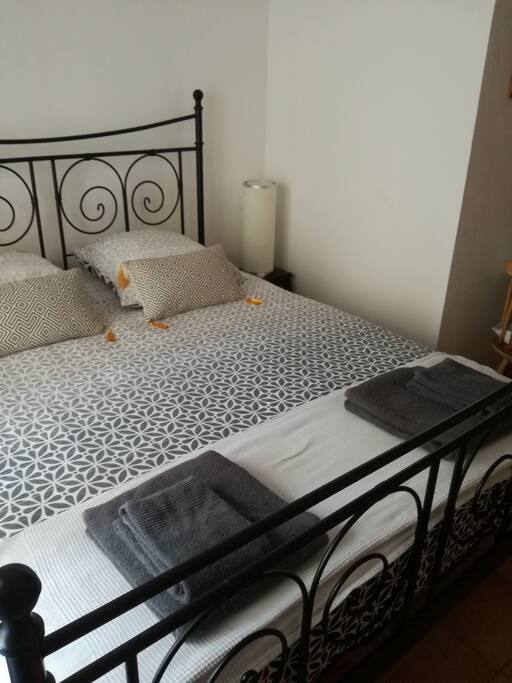 Draps de bain et serviettes fournies.