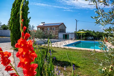 Quinta do Faísca, is close to what you need!