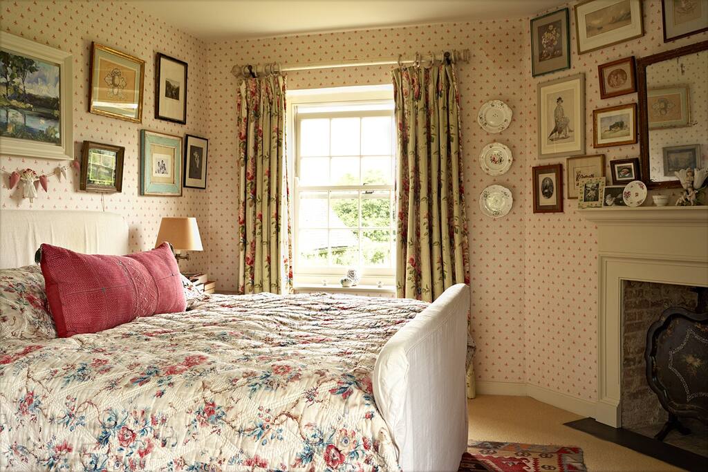 Main bedroom with ensuite bathroom