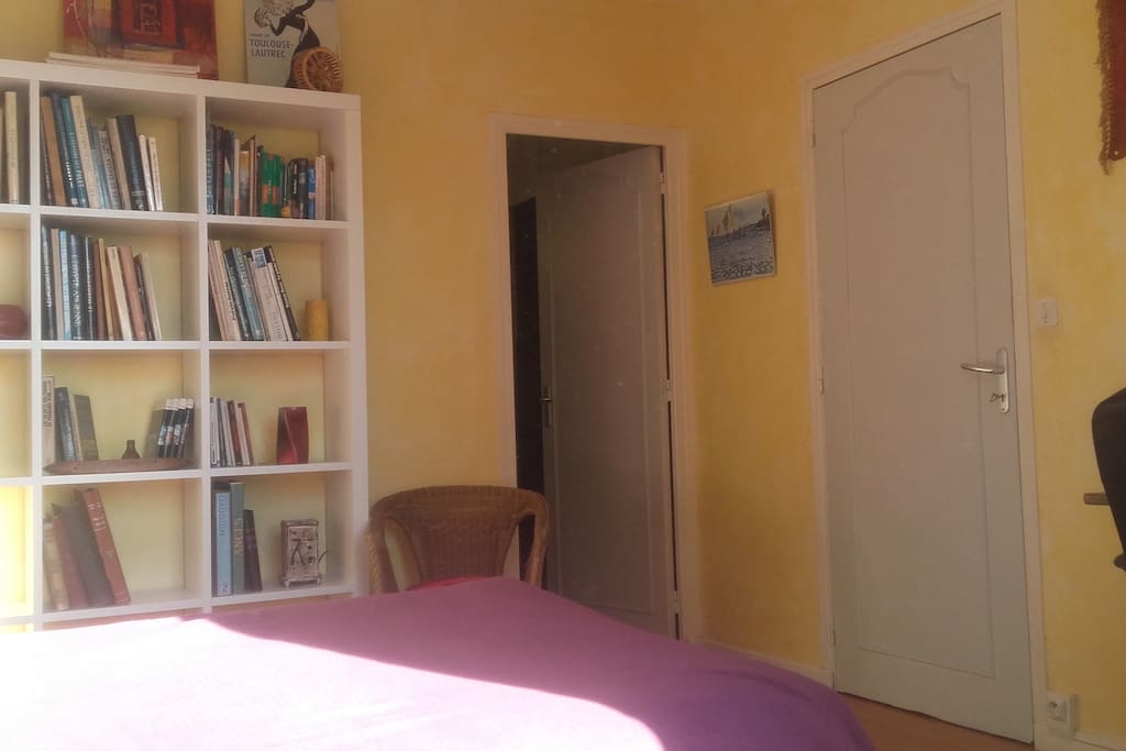 Chambre avec accès à la sdb