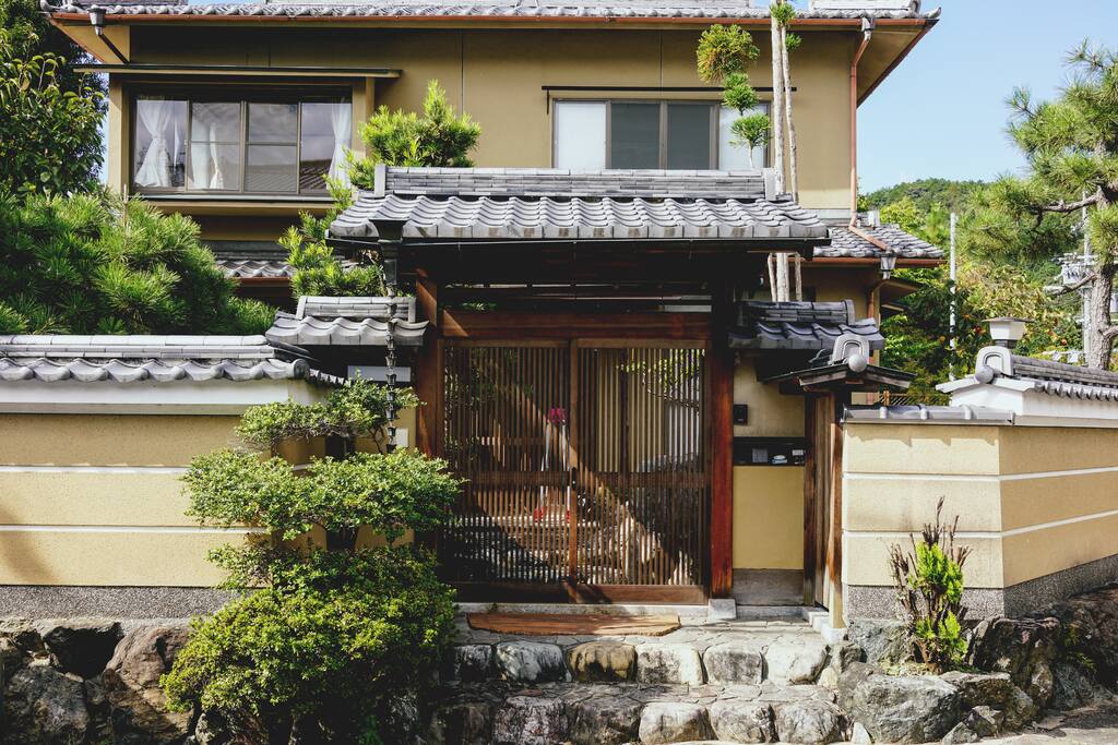 正门(entrance of the house)