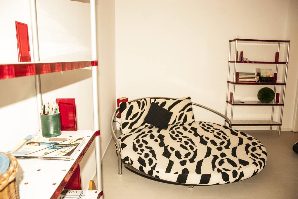 Interno appartamento: letto matrimoniale (rotondo)