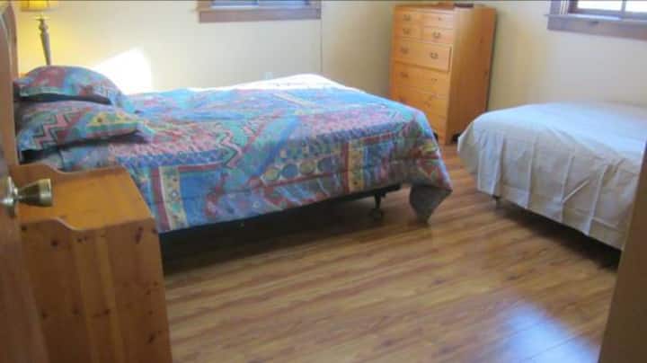 Спална соба со два кревета, еден единечен и еден полн