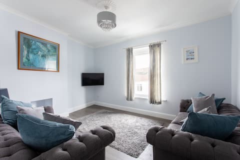 Popular Airbnb listing: Two Bed Appt with Private Parking inc in Mumbles in Mayals, Oystermouth, Newton, West Cross