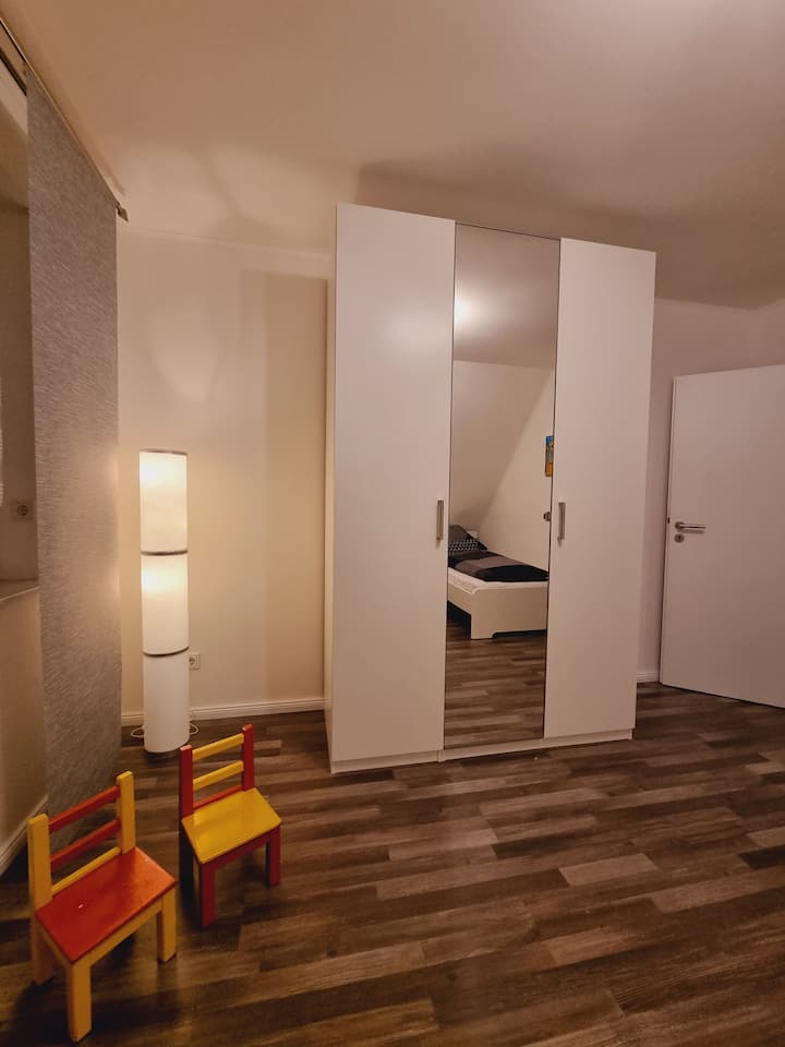 Гардероб с 2 врати на горния етаж с 2 единични легла 