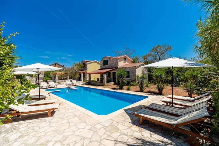 Stone cottage with pool in a peaceful area