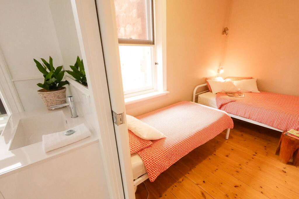 Twin beds with en-suite