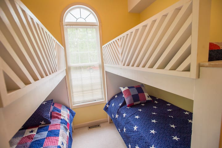 Dormitorio en el nivel principal - 4 literas