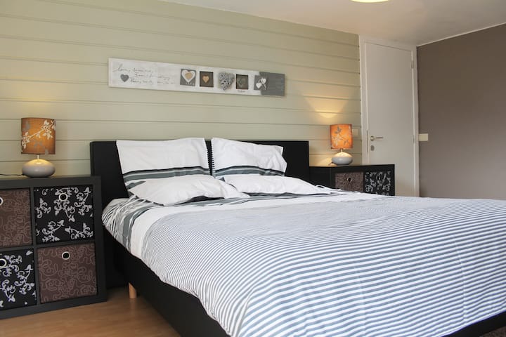 Chumba cha kulala 1 - kitanda cha watu wawili 160 x 200 sentimita