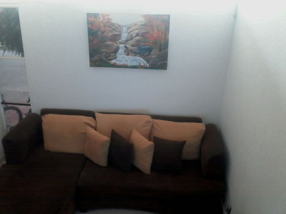 Sala con TV, Cable.