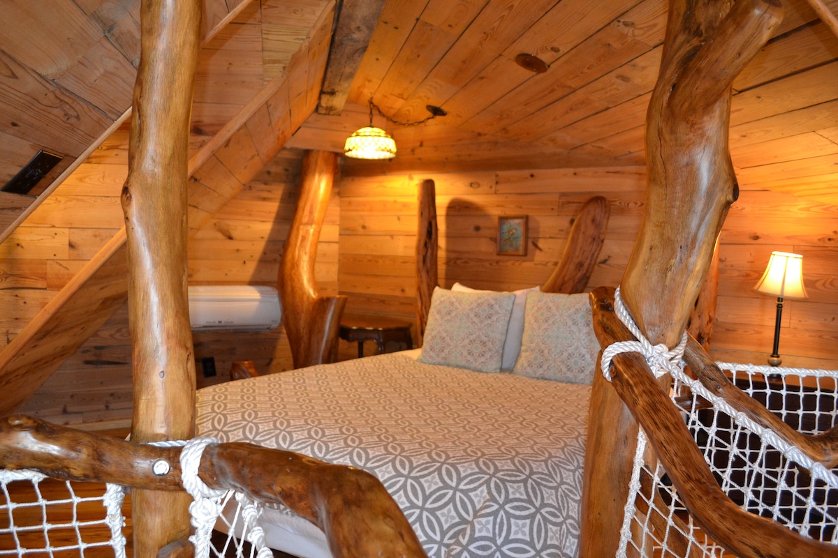 Cama tamaño queen en el loft