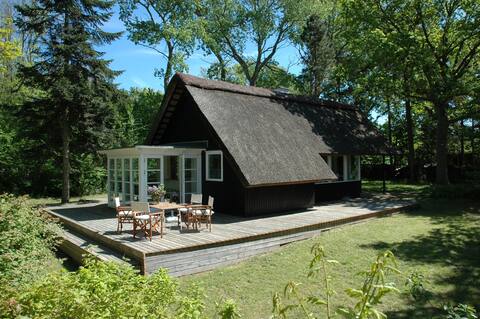 Cozy summerhouse 140m from the beach with sea view