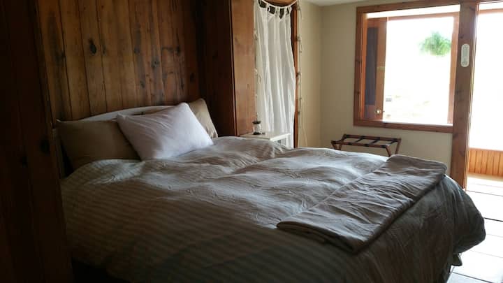 מיטת קווין סייז מתאימה לזוג ומציעה נוף לים של ברדלי קריק!