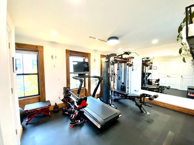 Gym-equipped Bklyn Triplex Brownstone Garden Oasis gallery image 2