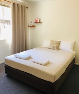 Queen Bedroom 15 min walk - beach & town location