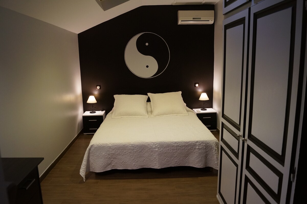 spálňa na prízemí s manželskou posteľou, sprchovacím kútom a WC.