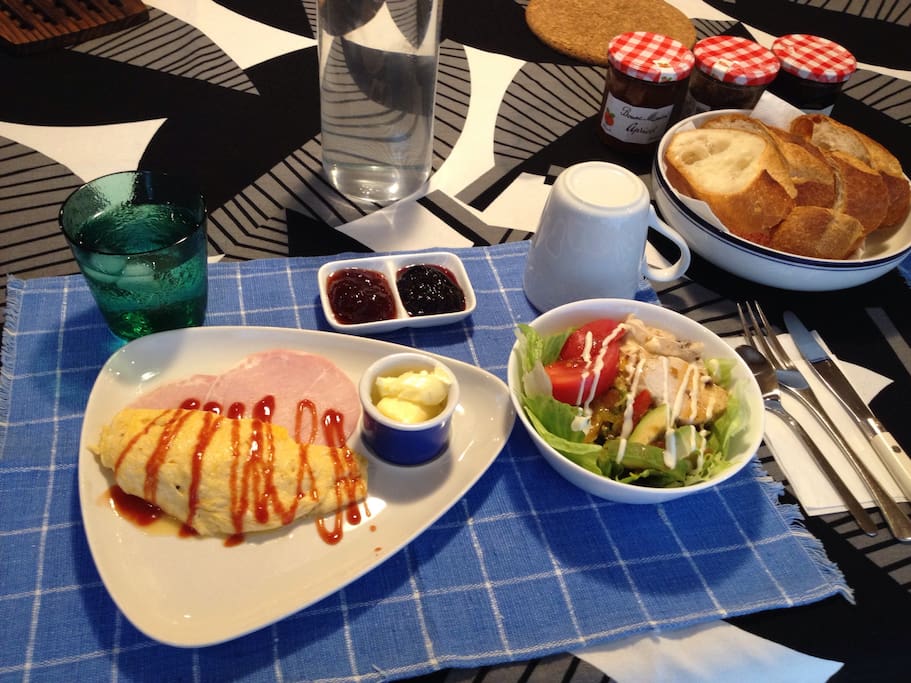 煎蛋,沙拉,面包,北海道黄油等,每天扑灭免费早餐。serve you breakfast as free of charge