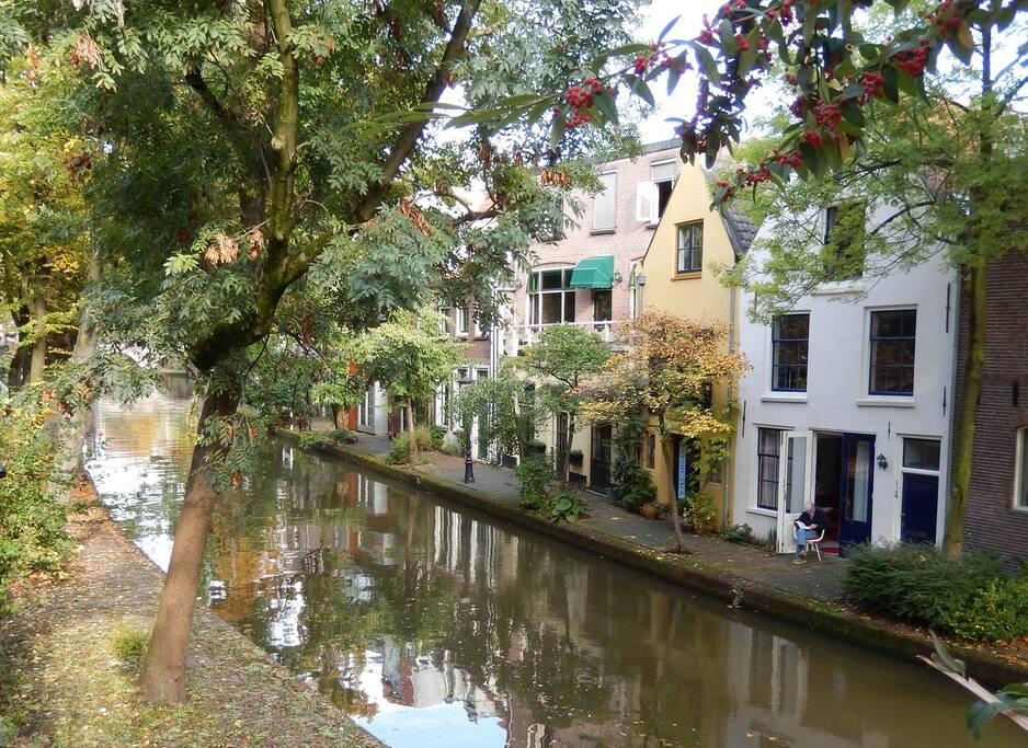 The house is quietly located at the canal.