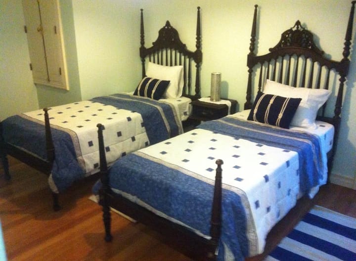 Спалня с 2 единични легла на 1-ви етаж