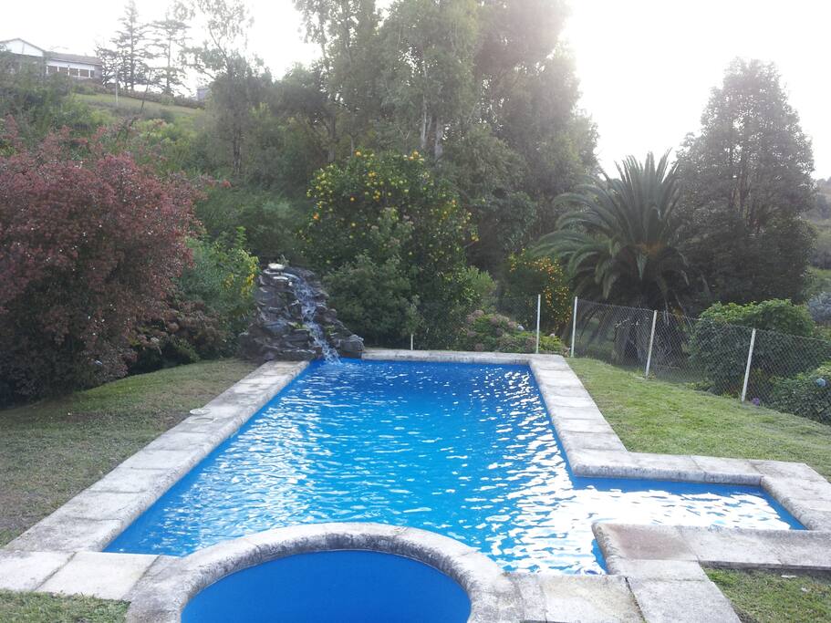 PISCINA CON CASCADA