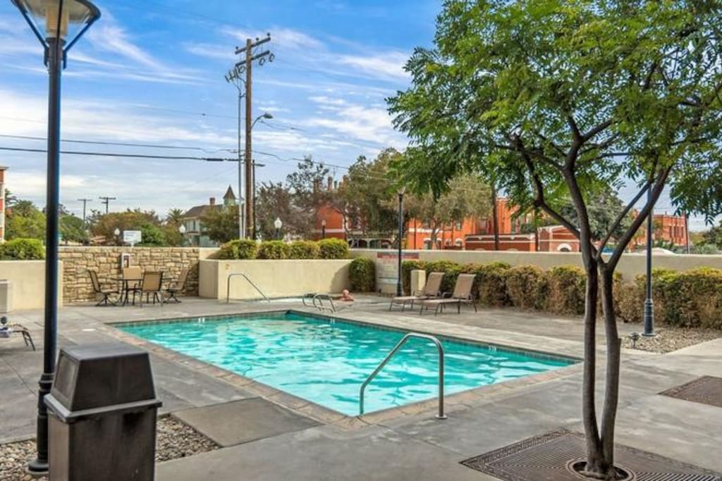 Small pool & jacuzzi