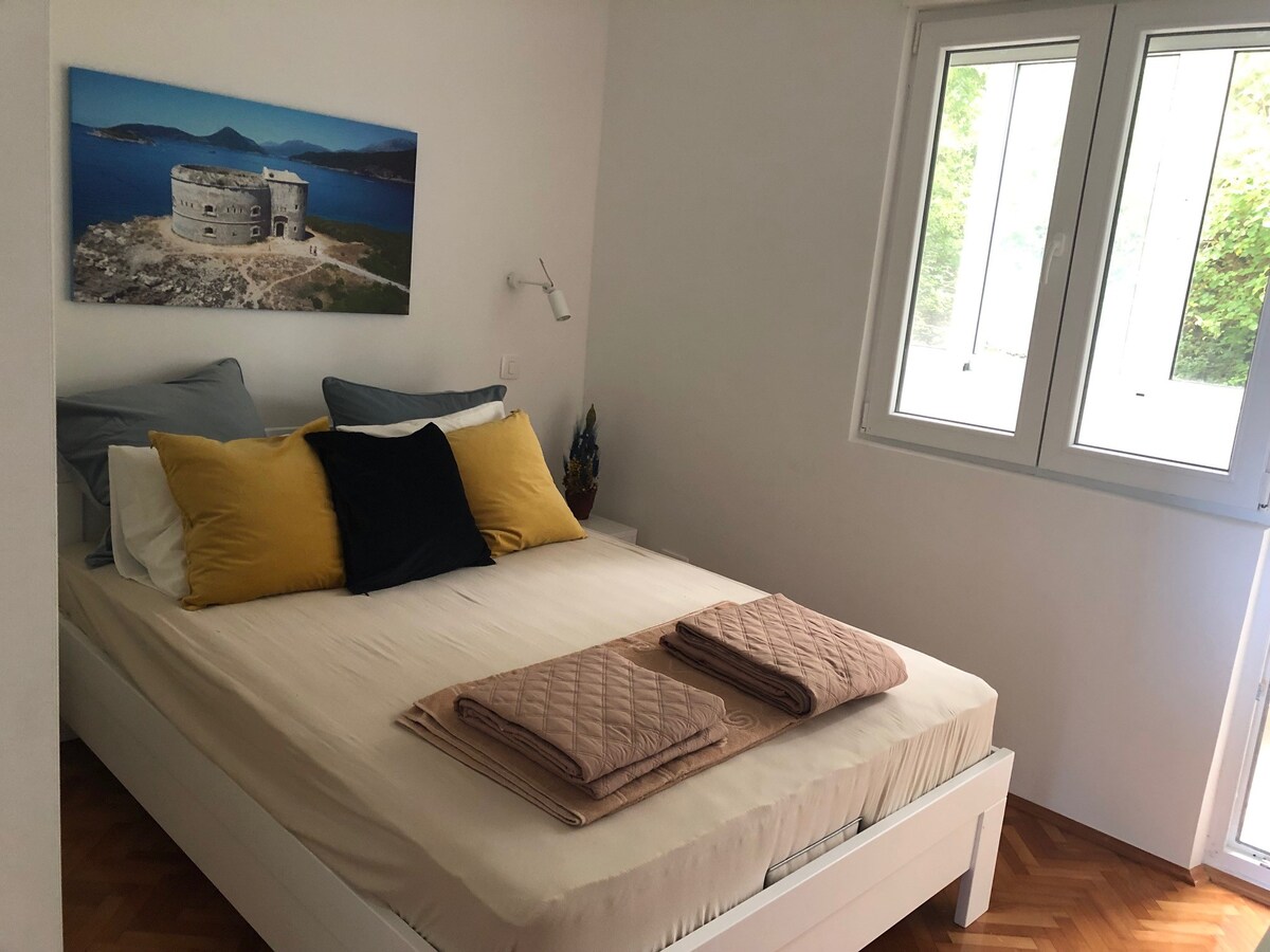 Dormitorio principal con cama doble, armario grande y segundo balcón